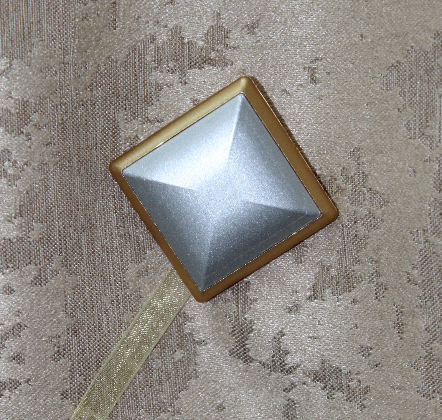 Магниты (2шт, пара) для штор, гардин "Квадрат" цвет золотой с серебряным 209м 81-120