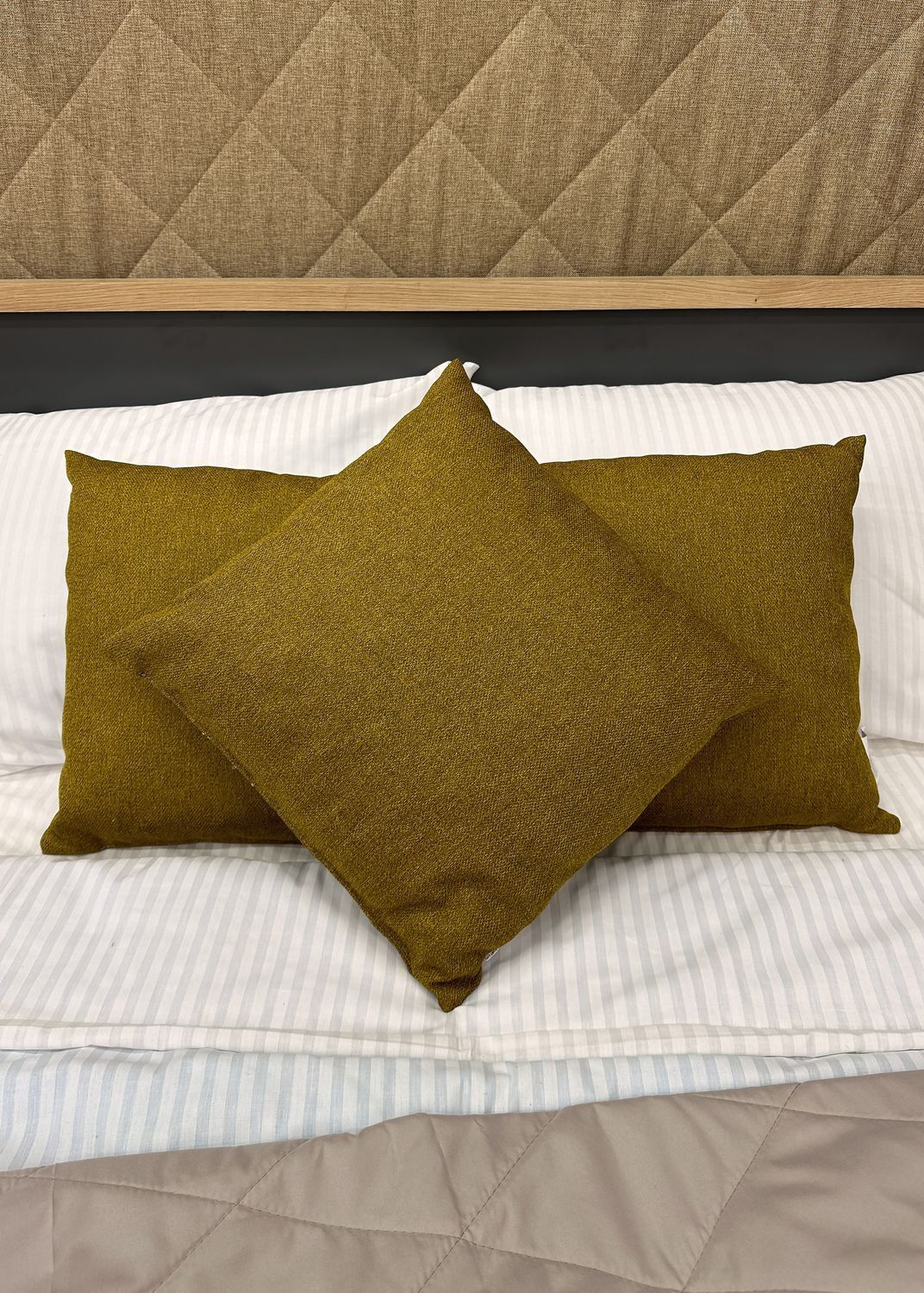 Подушка декоративная Decorator Мальмо 40x40х12 см, цвет мустард (84-085)