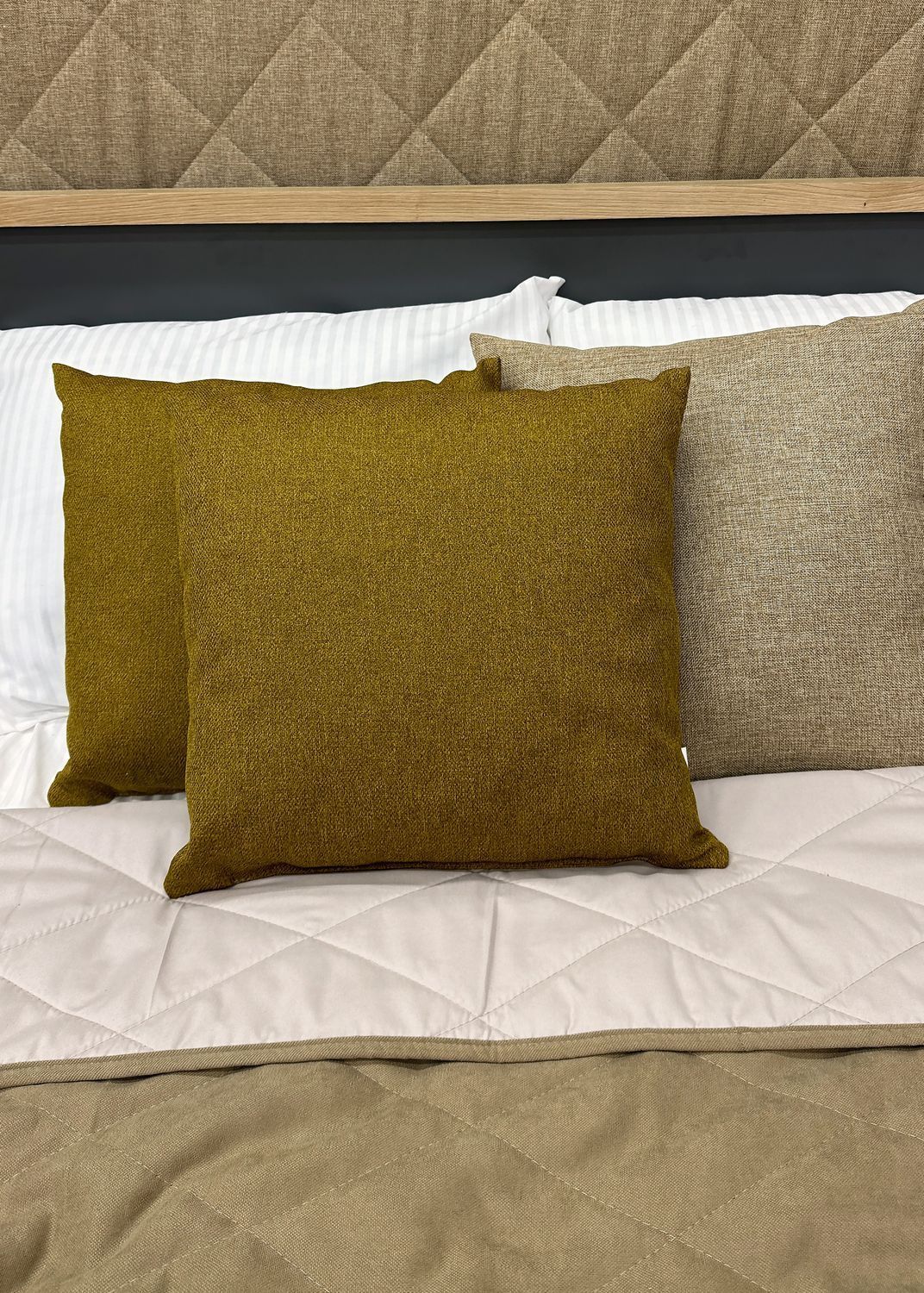 Подушка декоративная Decorator Мальмо 40x40х12 см, цвет мустард (84-085)