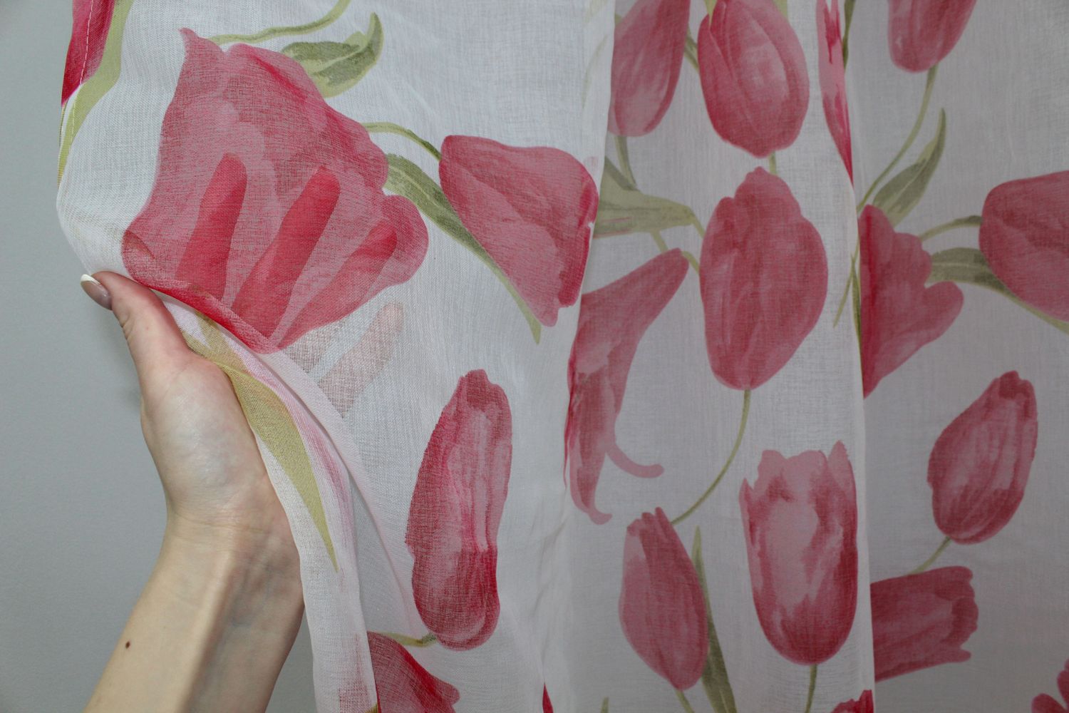 Тюль батист, коллекция "Flora" цвет белый с красним цветочным принтом 1171т, Тюль на метраж, Нужную Вам ширину указывайте при покупке. (Ширина набирается по длине рулона.), 2,7 м.