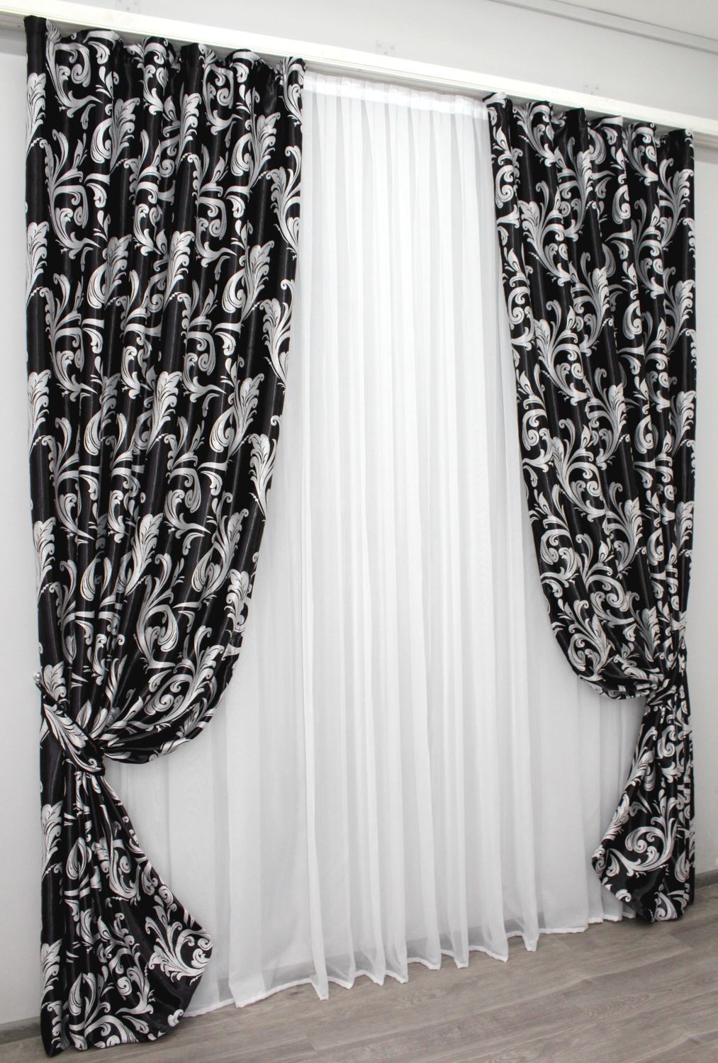 Двостороння тканина блекаут "Лілія" висота 2,8м колір чорний з сріблястим 140ш