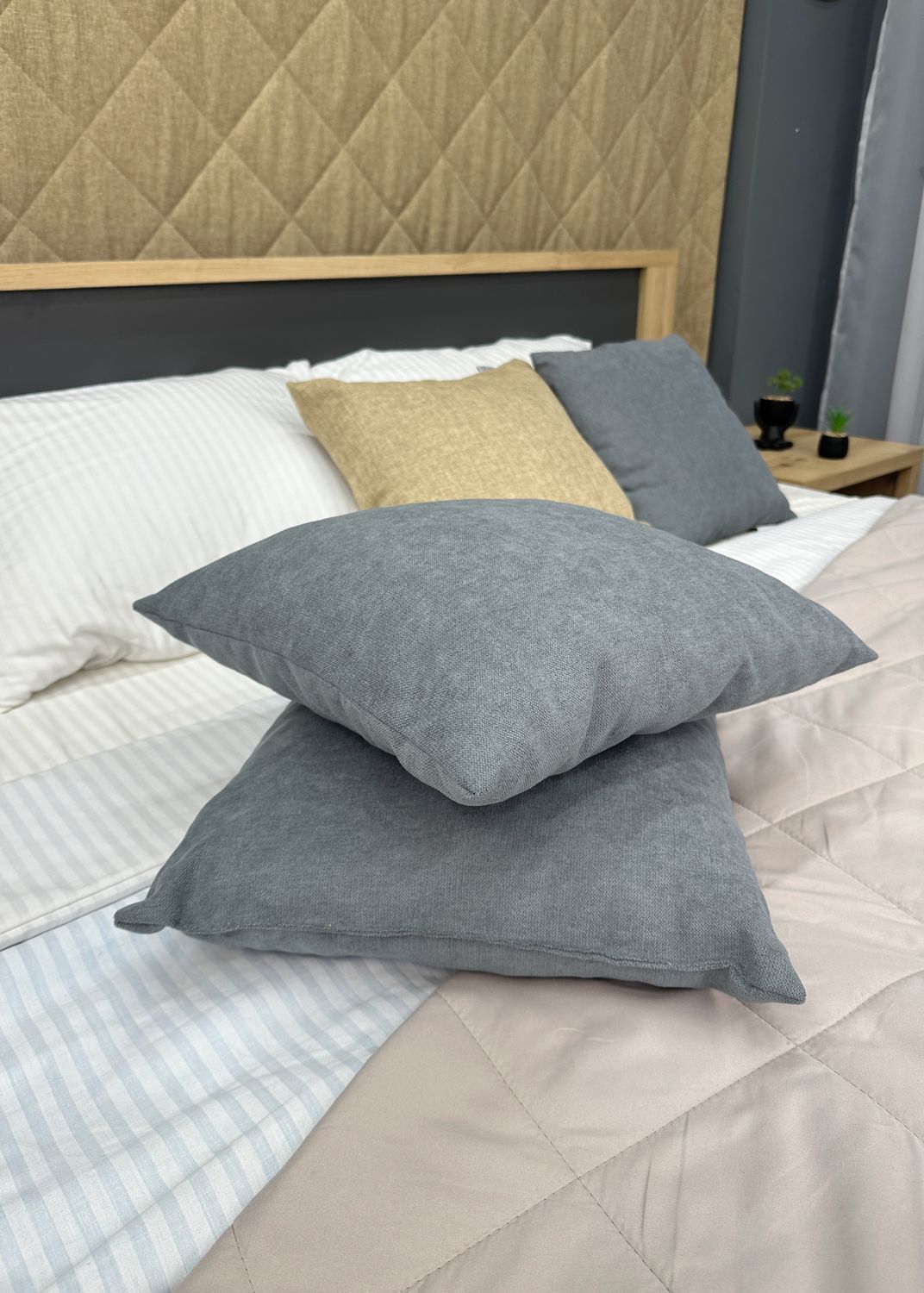 Подушка декоративна Decorator Соро 40x40х12 см, колір сірий (84-093)