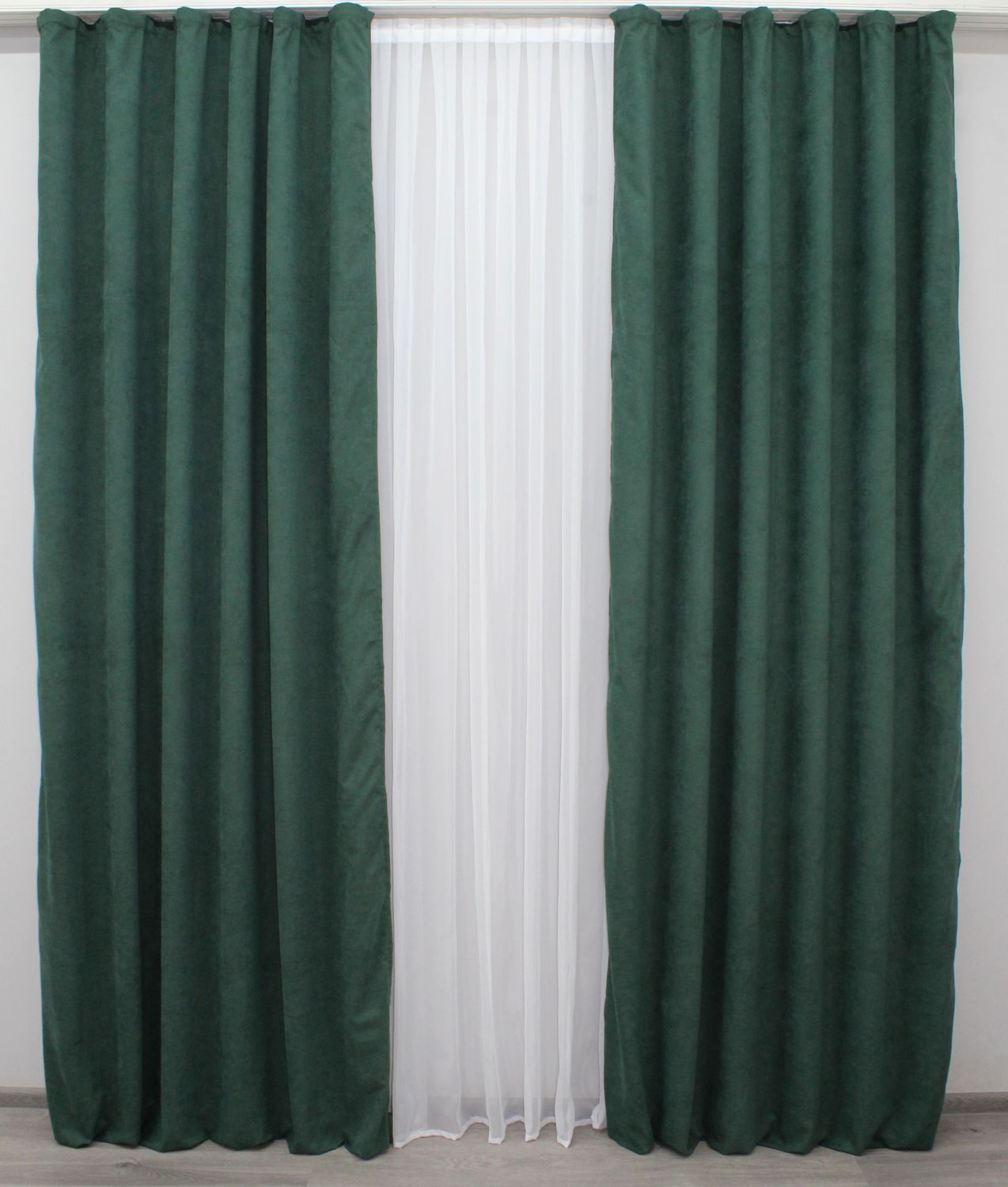 Комплект штор із тканини мікровелюр SPARTA колір зелений 971ш, Зелений, Комплект штор (2шт. 1,5х2,85м.), Класичні, Без ламбрекена, Довгі, 1,5 м., 2,85 м., 150, 285, 2 - 3 м., В комплекті 2 шт., Тасьма