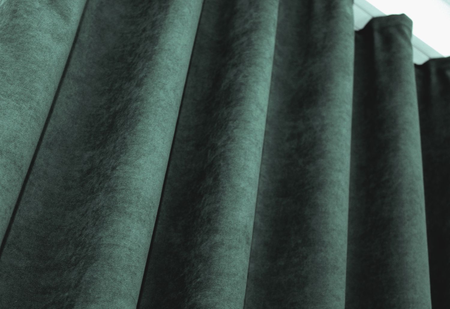 Комплект штор из ткани микровелюр SPARTA цвет зелёный 971ш, Зелёный, Комплект штор (2шт. 1,5х2,85м.), Классические, Без ламбрекена, Длинные, 1,5 м., 2,85 м., 150, 285, 2 - 3 м., В комплекте 2 шт., Тесьма