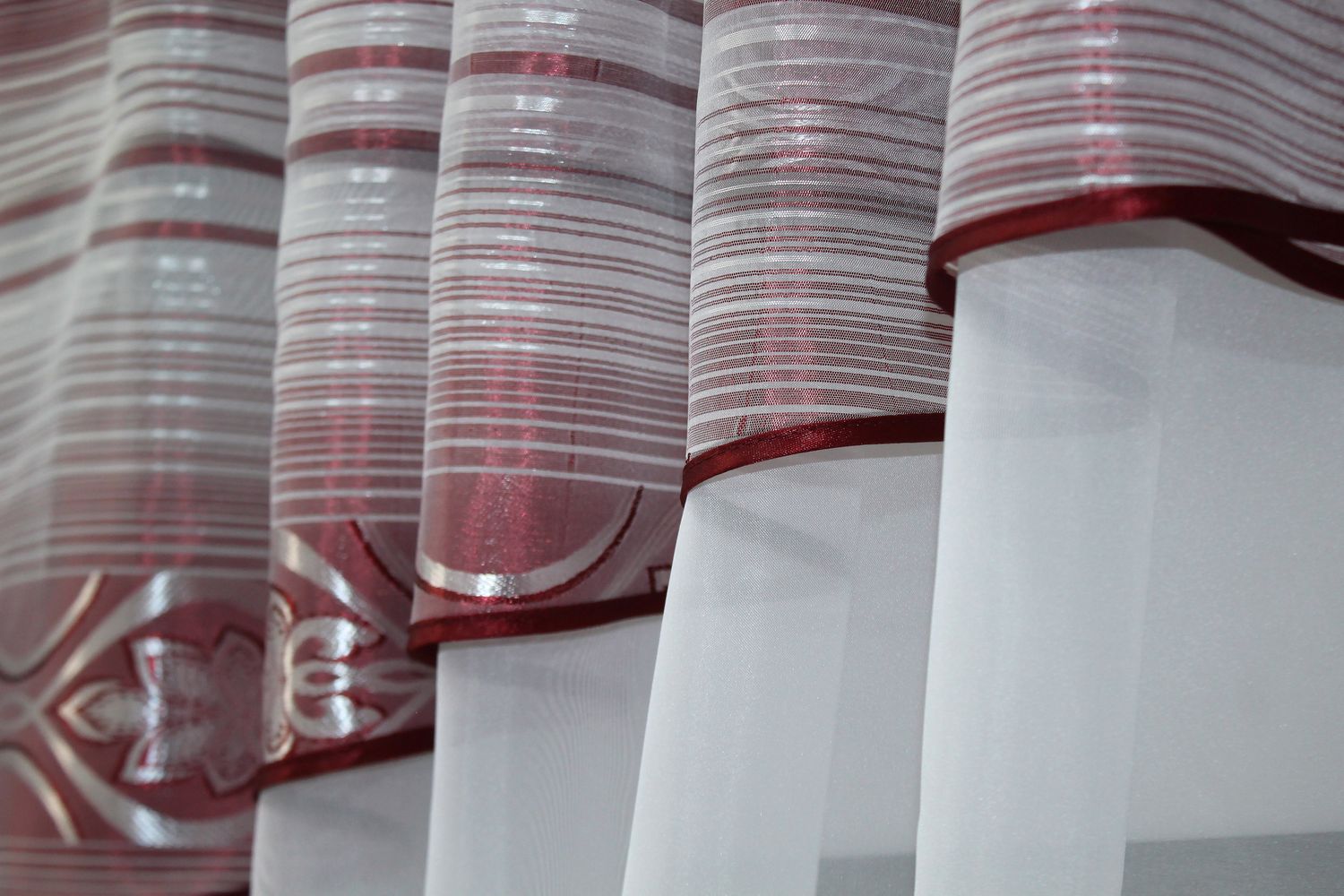 Кухонные шторы (280х170см) с ламбрекеном, на карниз 1-1,5м цвет белый с бордовым 091к 52-0730