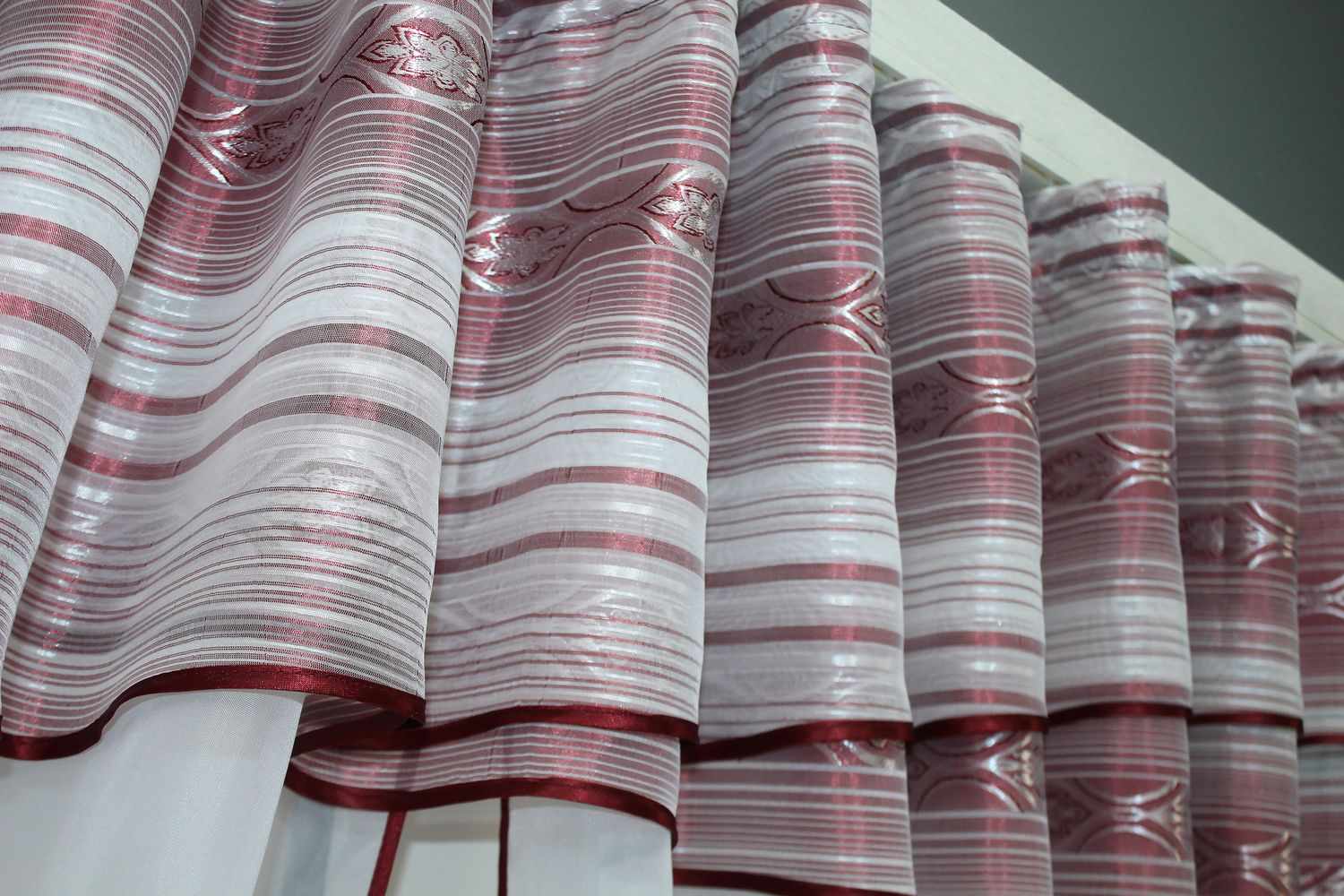 Кухонные шторы (280х170см) с ламбрекеном, на карниз 1-1,5м цвет белый с бордовым 091к 52-0730