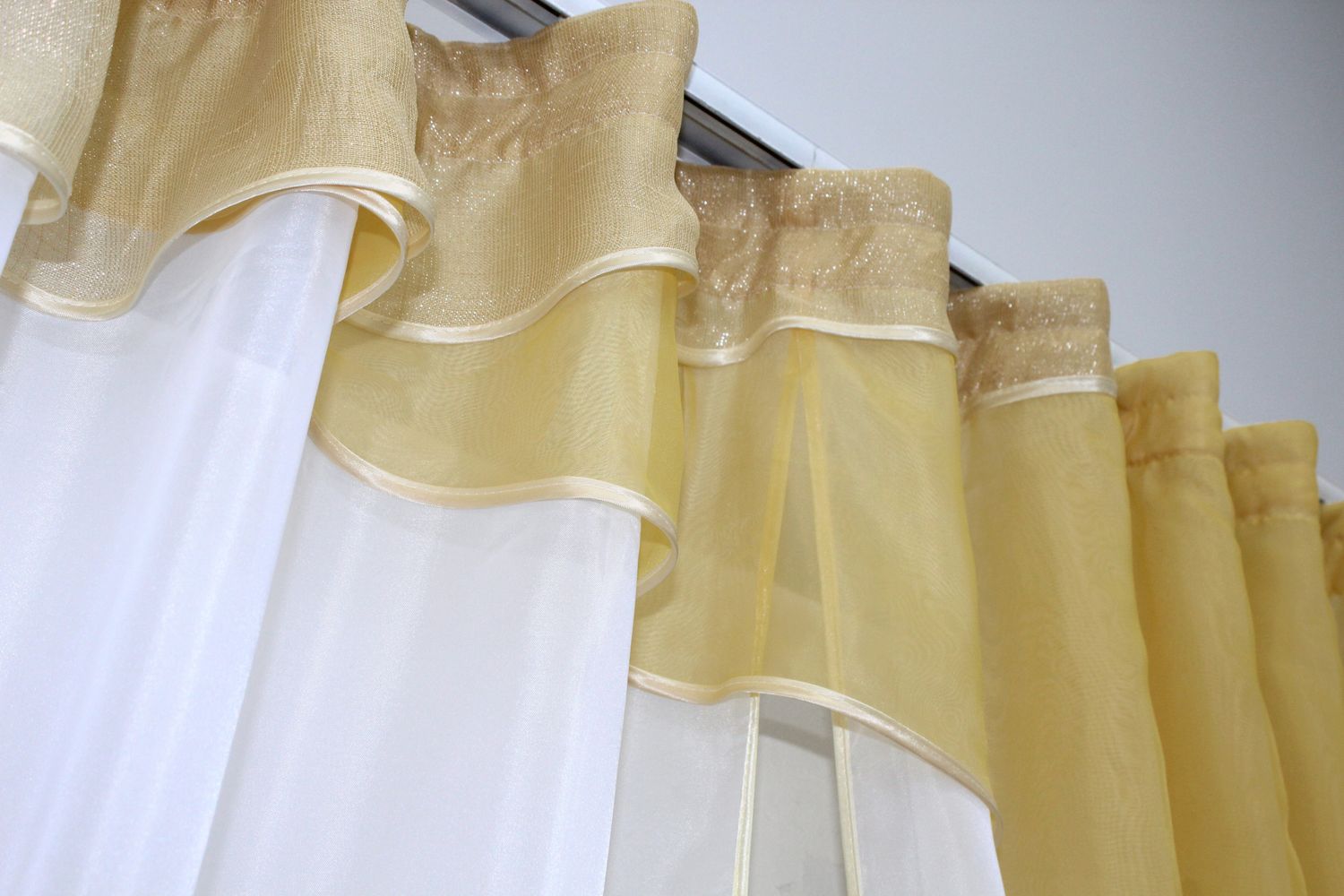 Кухонные шторы (260х170см) с ламбрекеном, на карниз 1-1,5м цвет белый с золотистым 00к 59-623