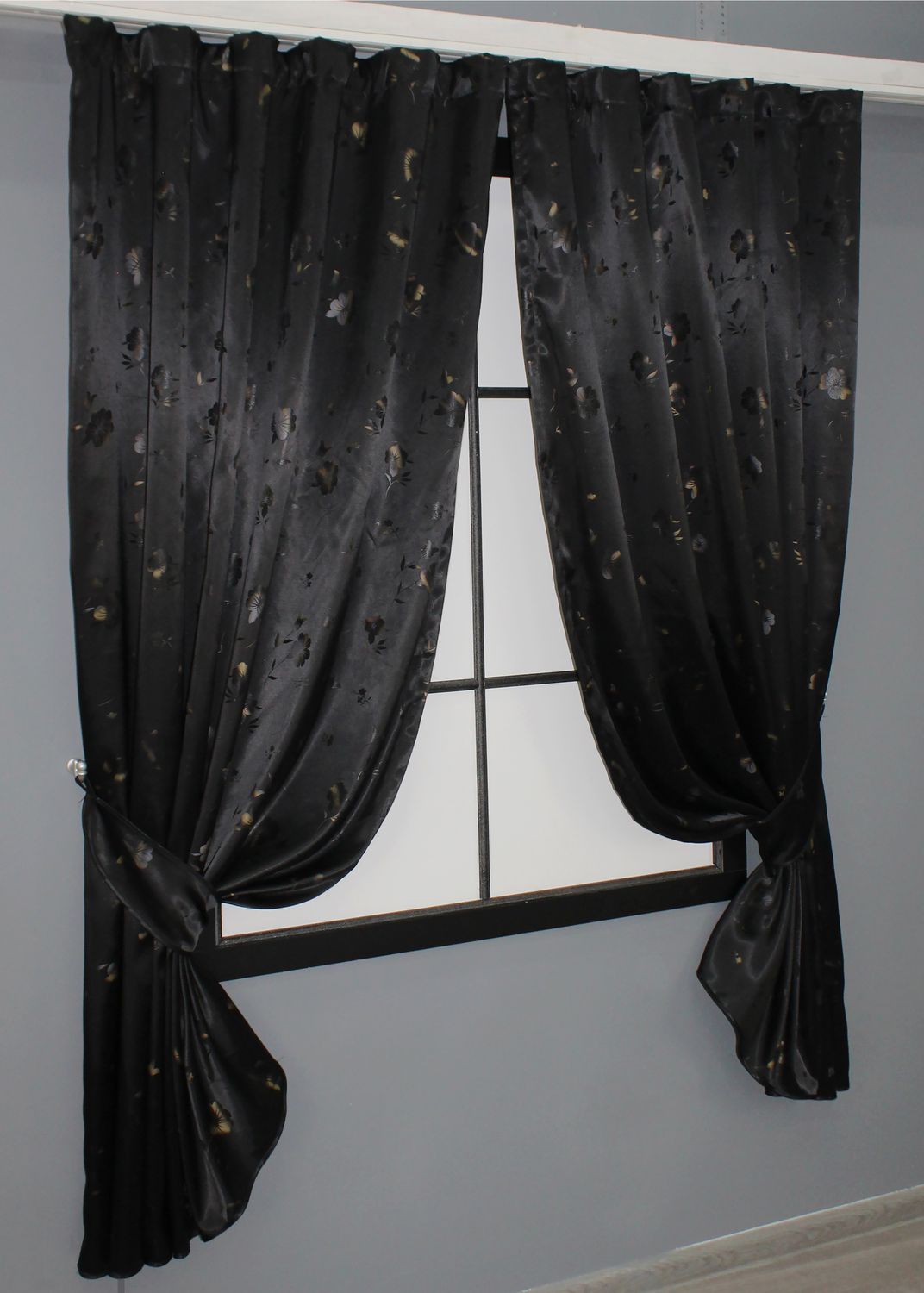 Комплект (2шт 1,45х1,7м) коротких атласных штор цвет черный 35-0136