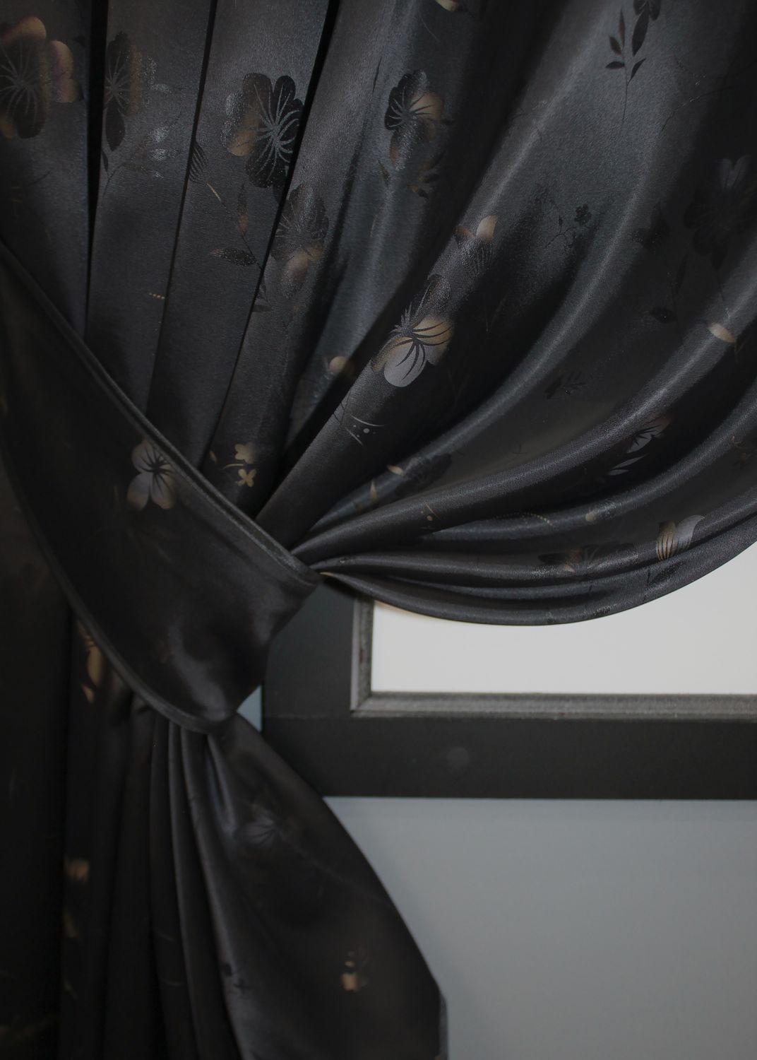 Комплект (2шт 1,45х1,7м) коротких атласних штор колір чорний 35-0136