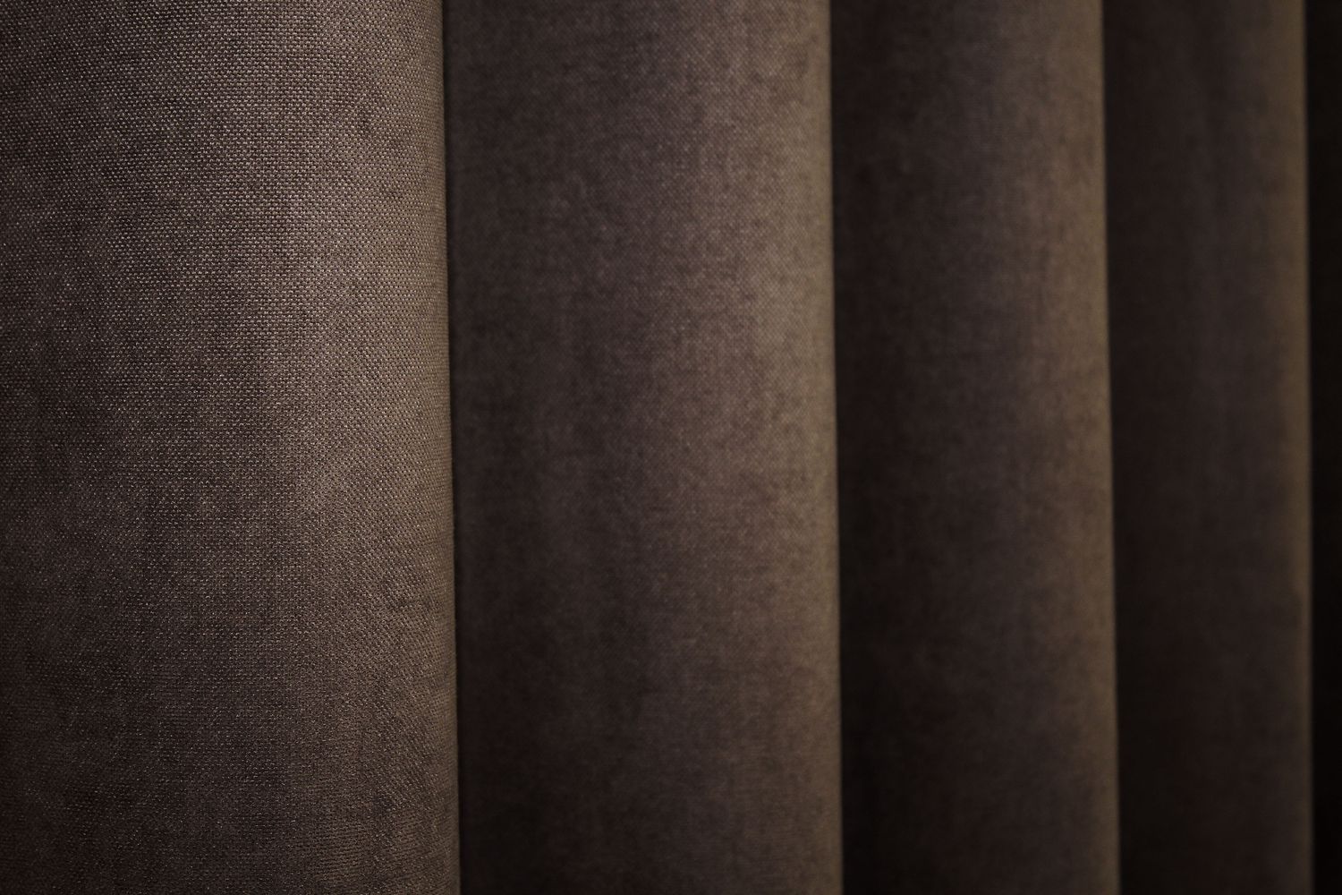 Комплект штор із тканини мікровелюр Diamont колір коричневий 1095ш, Коричневий, Комплект штор (2 шт. 1,5х2,8м.), Класичні, Без ламбрекена, Довгі, 1,5 м., 2,8 м., 150, 280, 2 - 3 м., В комплекті 2 шт., Тасьма