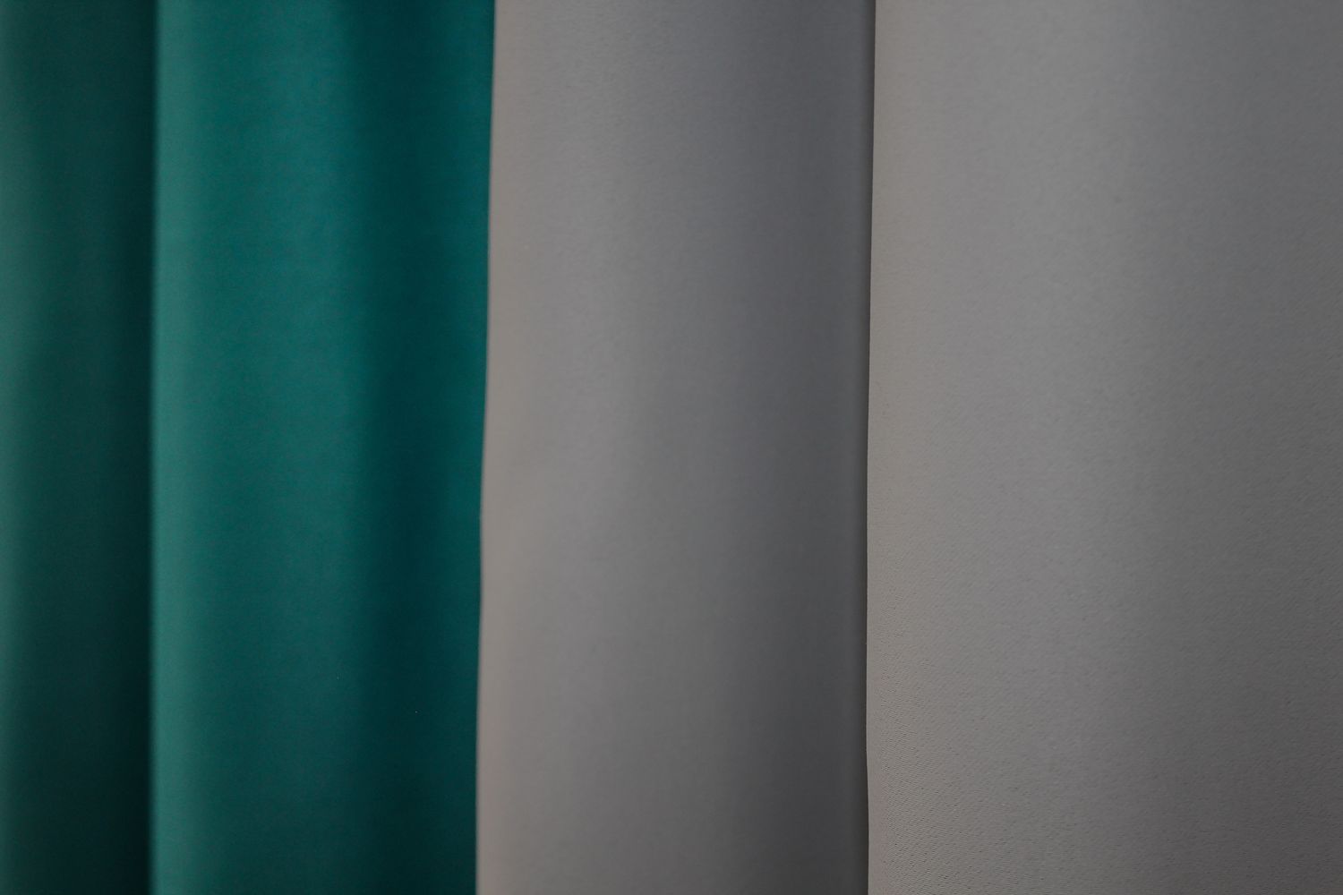 Комбинированные шторы из ткани блэкаут цвет изумрудный с серым 014дк (794-832ш), Изумрудный с серым, Комплект штор (2 шт. 1,2х2,7 м.), 1,2 м., 2,7 м., 120, 270, 2 - 3 м., В комплекте 2 шт., Тесьма