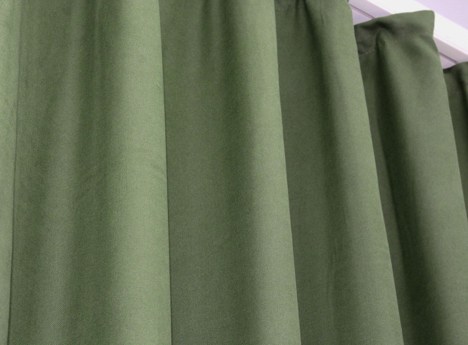 Комплект штор из ткани микровелюр Petek цвет зелёный 1011ш, Зелёный, Комплект штор (2 шт. 1,5х2,75м.), Классические, Без ламбрекена, Длинные, 1,5 м., 2,75 м., 150, 275, 2 - 3 м., В комплекте 2 шт., Тесьма